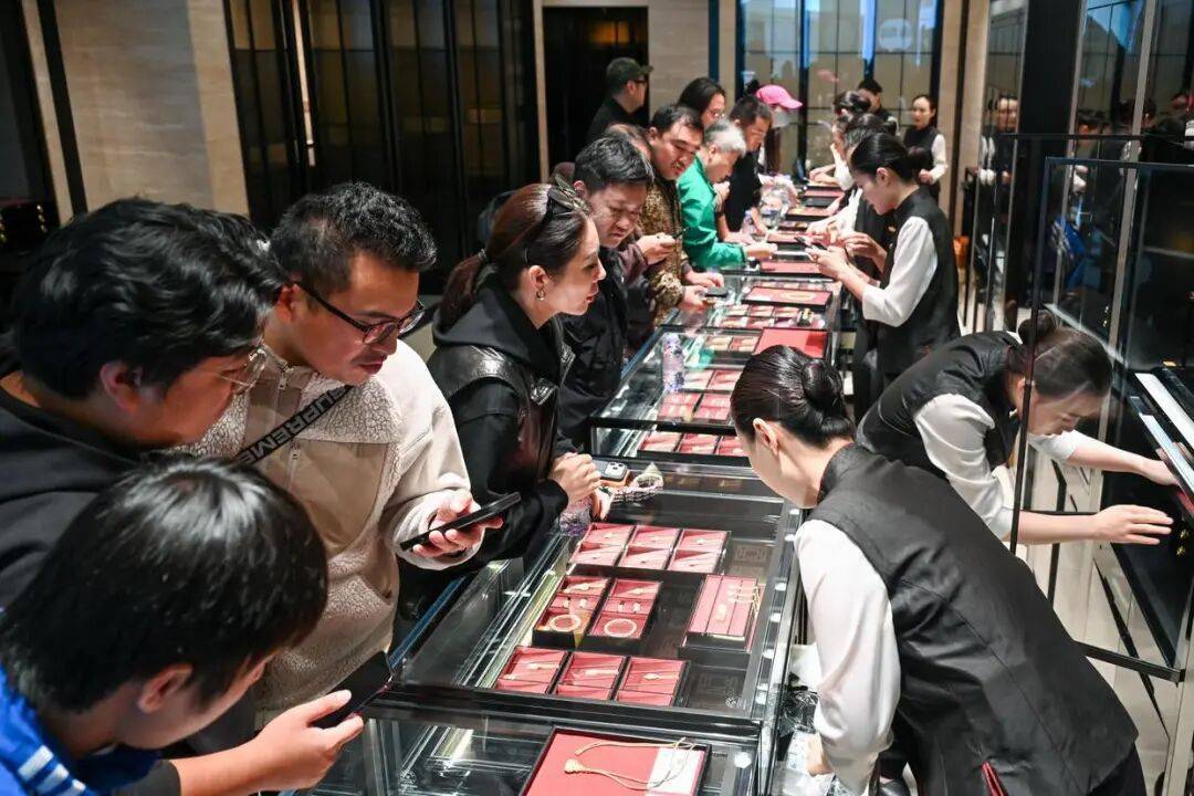 大幅涨价,有的一夜涨6000元!顾客通宵排队:值得