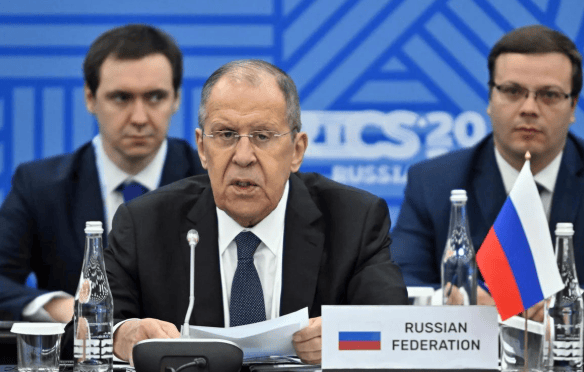 欧洲彻底炸锅!集体要求俄乌“停战”,波兰放话:普京敢来就会被逮捕!拉夫罗夫回应态度很强硬