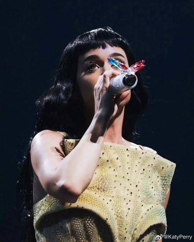 著名天后级歌手公开恋情!男方系加拿大前总理,今年3月刚辞职